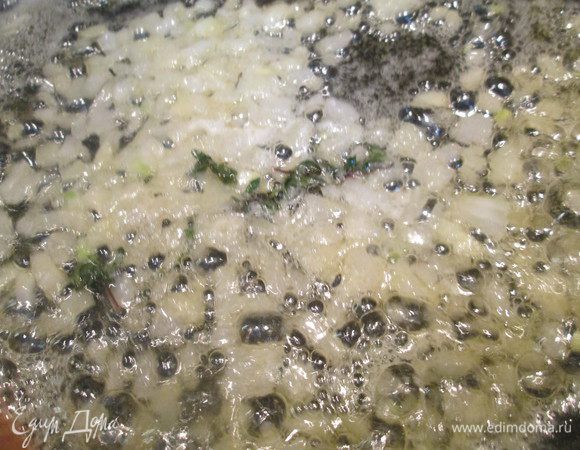 Растапливаем сливочное масло с небольшим количеством оливкового и веточкой тимьяна. Через минуту вынимаем тимьян, добавляем лук, еще через минуту — просеянную муку и снимаем с огня.