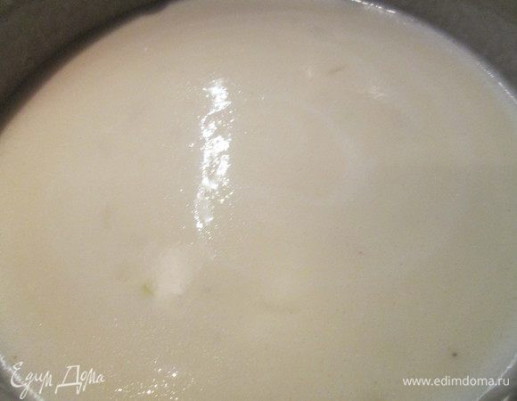 Вливаем бульон, тщательно размешиваем и снова ставим на огонь, готовим, постоянно помешивая, 4 минуты. Добавляем в бульон взбитый со сливками куриный желток, перемешиваем и готовим еще пару минут.