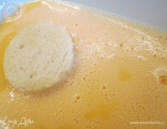 Взбиваем оставшиеся 3 яйца и белок и поочередно обмакиваем в смесь каждый кружок хлеба. Чтобы сделать равиоли из гренок, нужно осторожно раскатать скалкой смоченный в яйце кусочек хлеба. Положить на один фарш из рикотты и накрыть другим кусочком, прижать плотно руками края, равиоли готовы.