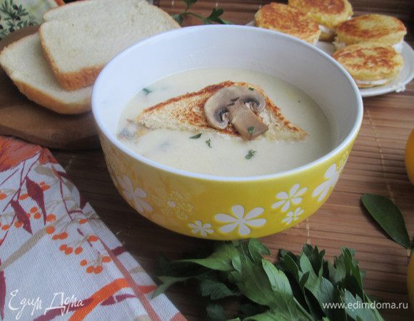 А здесь в супе треугольная равиоли, слепленная не отходя от рецепта. Разница не заметна ни визуально, ни во вкусе. Boun appetito!