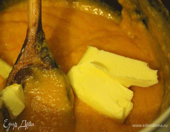 Добавить предварительно распущенный желатин (желатин с водой в пропорции 1:6), остудить до 45°C, добавить размягченное сливочное масло и пробить блендером. Остудить креме до комнатной температуры, вылить на замороженное компоте и отправить в морозильник.