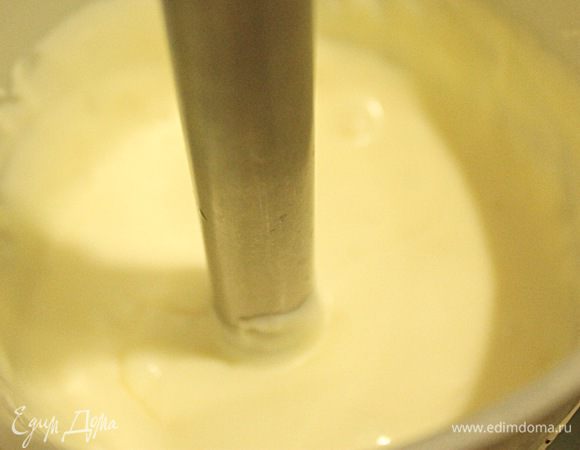 Для мусса смешать блендером творожный сыр, маскарпоне, сгущенное молоко.