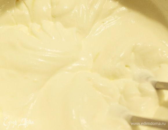 Сливки взбить до мягких пиков.