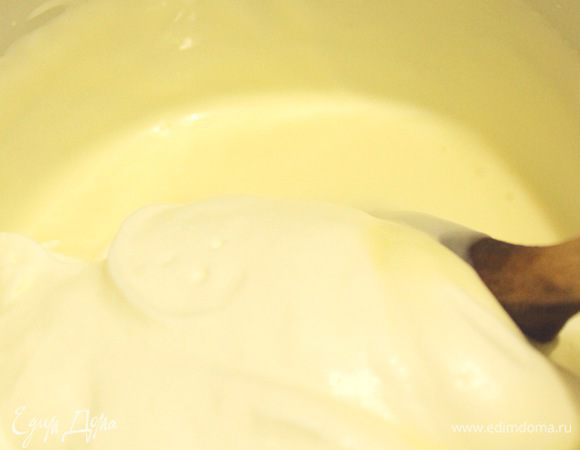 Распустить желатин в воде в пропорции 1:6, затем добавить к желатину 2 ст. л. творожной массы и прогреть на водяной бане до полного растворения желатина. Добавить желатин к оставшейся творожной массе и хорошенько перемешать. Затем аккуратно ввести взбитые сливки.