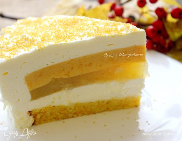 Сборка торта: в разъемное кольцо диаметром 20 см. выложить бисквит, сверху вылить 1/3 часть творожного мусса, затем выложить компоте и креме, сверху вылить оставшийся мусс. Торт поставить в холодильник для охлаждения, украсить по желанию и подавать на стол.