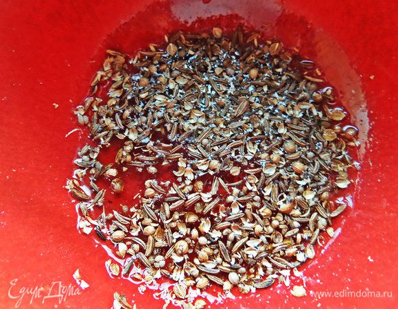 Растереть ступкой, соединить с медом. У меня мед гречишный, поэтому у теста и хлеба небольшой оттенок будет.