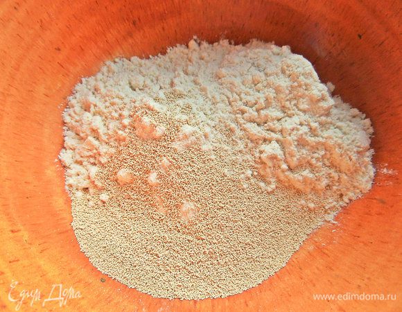 Для опары дрожжи высыпать в муку. Для этого отмеряла вначале всю пшеничную муку (350 г) и взяла оттуда 3 ложки согласно рецептуре, но и двух будет достаточно.