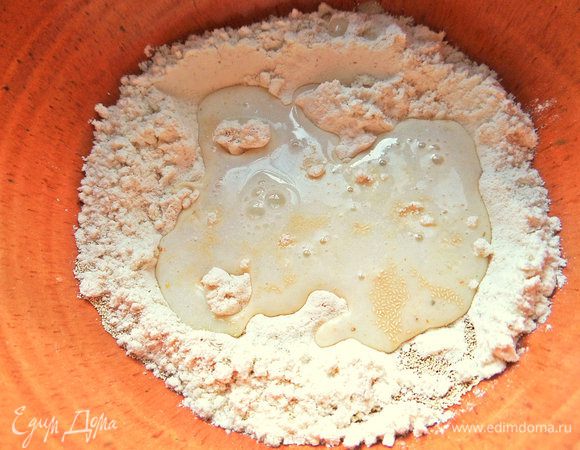 Влить воду. Также отмеряла всю воду (240 мл, можно сыворотку) и взяла оттуда 4 ложки.