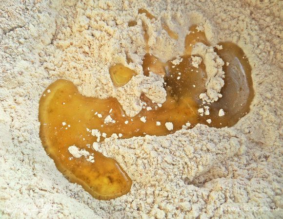 Влить оливковое масло.