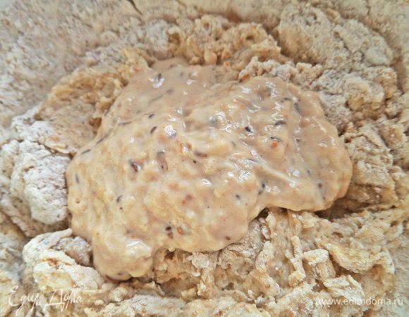 Выложить опару.