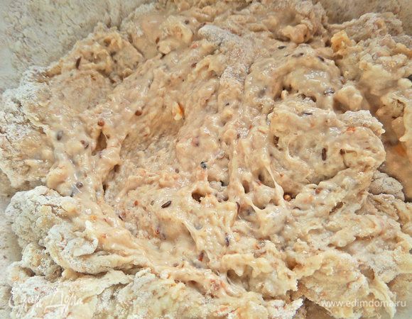 Смешать. Вымесить тесто.