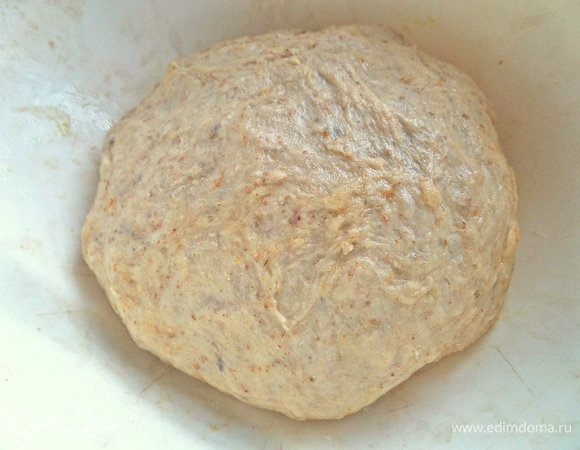 Полученный шар смазать оливковым маслом (я наливаю на руки), накрыть пленкой и оставить в тепле на час.