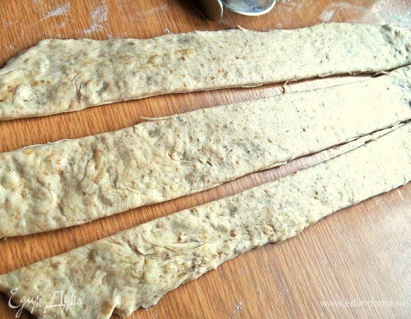 Я делала по первому варианту. Половину длинного пласта раскатать книзу, нарезать на три полоски.