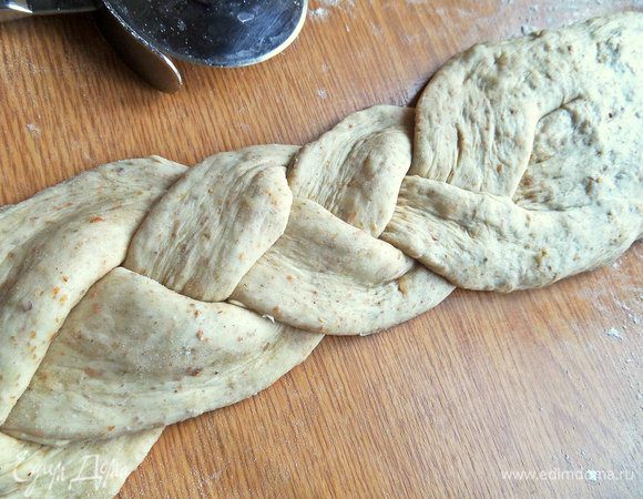 Сплести косу до половины пласта. Это очень приятное занятие.