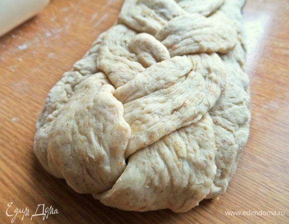 Конец косы зафиксировать снизу.