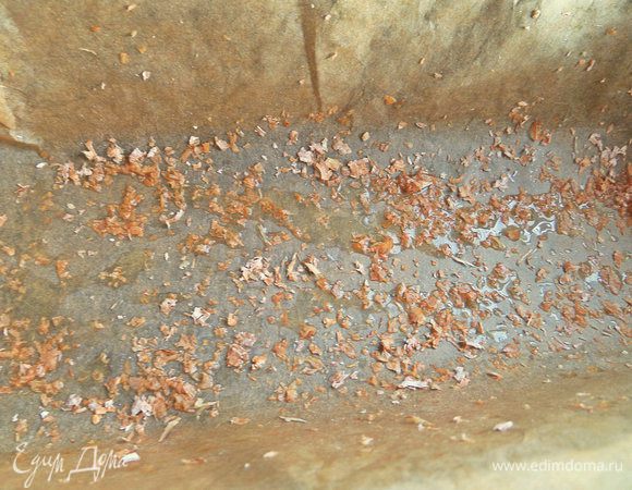 Форма у меня железная, выстелила ее смазанной маслом бумагой, посыпала отрубями.