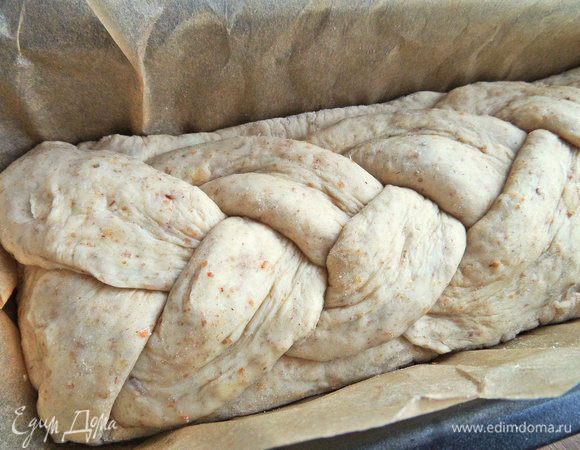 Переносим тесто с косой в форму.