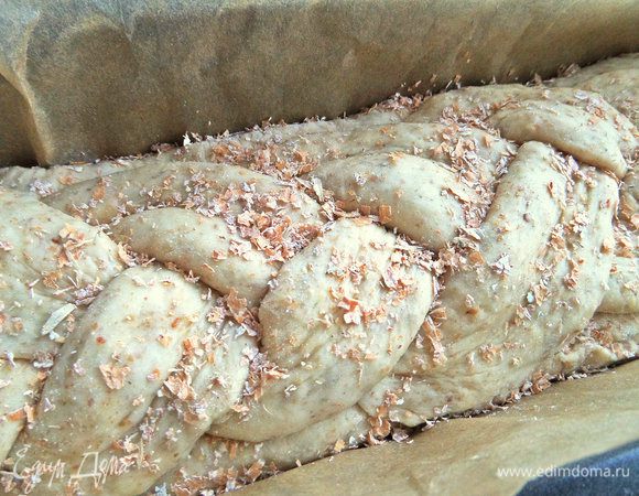 Посыпать сверху отрубями. Оставляем на расстойку на час.