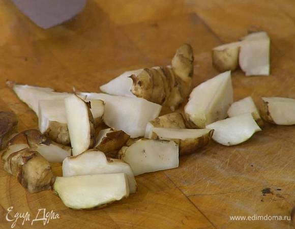 Топинамбур вымыть, просушить и нарезать небольшими кусочками.