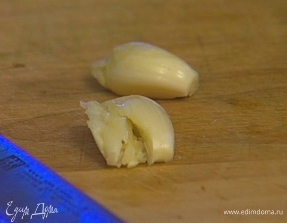 Чеснок почистить и раздавить плоской стороной ножа.