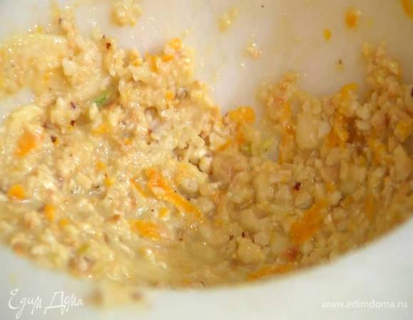 Приготовить заправку: в ступке соединить фундук, чеснок, апельсиновую цедру и соль, все растереть, затем влить апельсиновый и лимонный сок, еще немного растереть, влить оливковое масло Extra Virgin и все перемешать.