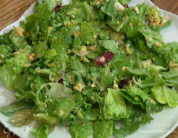 Листья салата смазать заправкой и выложить на блюдо.
