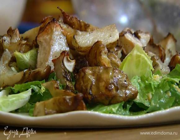 Цикорий разобрать на отдельные листочки, выложить на салат, а сверху поместить обжаренный топинамбур.