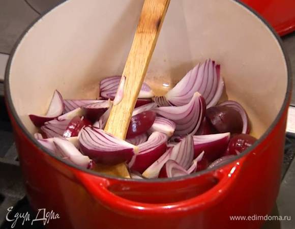 Разогреть в тяжелой сковороде оливковое и сливочное масло и обжарить лук и чеснок.