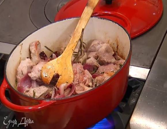 Выложить к луку с чесноком нарезанную свинину и обжаривать до появления золотистой корочки.