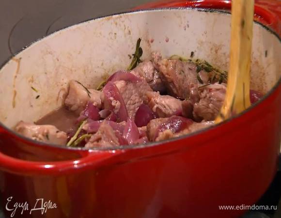 Влить красное вино, все перемешать и на сильном огне дать алкоголю выпариться.