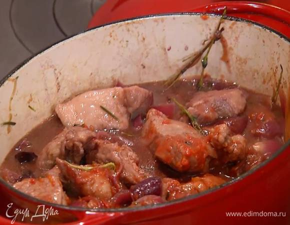 Добавить томатную пасту, помидоры, все перемешать, затем закрыть кастрюлю крышкой и прогревать на маленьком огне 5 минут.