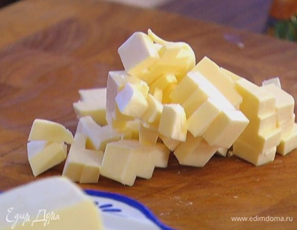 Нарезать 100 г предварительно охлажденного сливочного масла маленькими кусочками.