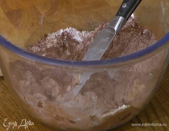 Муку соединить с какао и сахаром, добавить нарезанное масло и ножом порубить все в крошку.