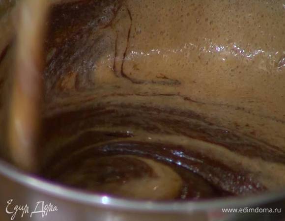 Коричневый и ванильный сахар соединить с яйцами и взбить блендером с насадкой-венчиком в пышную, светлую массу, затем добавить ее к растопленному шоколаду и все вымешать.