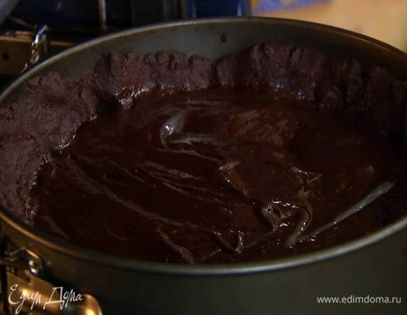 На подпеченный корж вылить крем, равномерно распределить его и выпекать пирог еще 10‒12 минут.