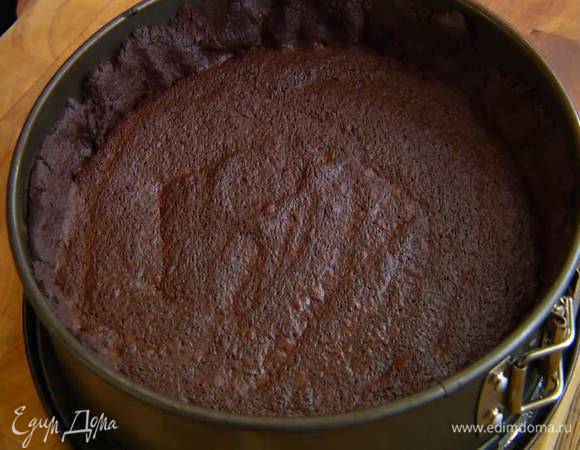 Готовый пирог полностью остудить, затем вынуть из формы.