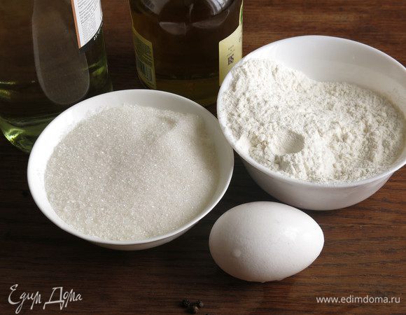 Компонентов совсем немного: мука, вино, масло оливковое, сахар и яйца. В сети нашла несколько рецептов. Базовый: 500 г муки, по 100 мл масла и вина, яйцо и сахар. За основу взяла этот вариант, но пришлось откорректировать пропорции. Кроме того, упоминается канонический рецепт с молоком и без яиц и рецепт без яиц, только мука, вино, масло и сахар.