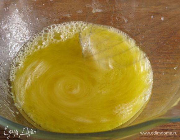 Вбиваем яйцо, не во всех рецептах этого теста есть яйца в рецептуре.