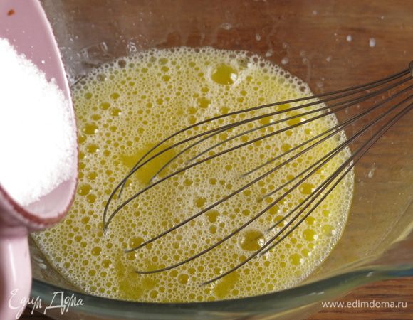 Всыпаем сахар.