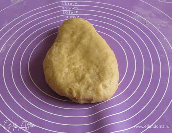 Делим тесто на две части. Из одной формируем заготовку, по виду очень похоже на матрешку. На примере таких традиционных рецептов всегда убеждаюсь в общности людей и ценностей.