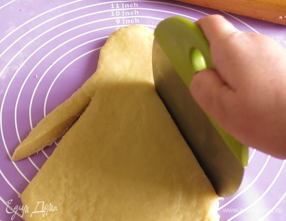 С боков делаем два разреза — это руки.