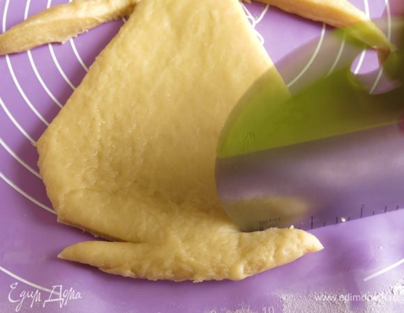 Снизу срезаем подол юбки, вырезаем ноги.