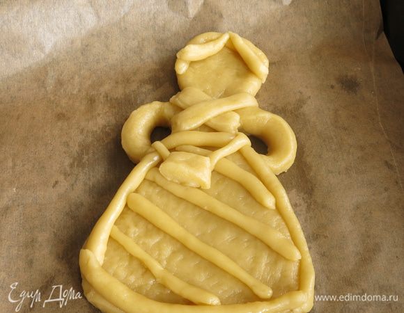 Из обрезков делаем украшения. Фантазия без ограничений. Покалываем тесто вилкой. Обрезков на все украшательство не хватило, пришлось уменьшить сладость для мальчиков — корзинку. Все как в жизни — или дама голая, босая без украшений и  полная, большая корзинка (кошелек), или украшения и оскудевшая корзинка.
Руки обязательно на боках, пока готовила, все не могла понять, кого или что мне эта фигурка напоминает,  потом вспомнила, ляльку-казачку. Такой же роскошный наряд  и руки в бока.