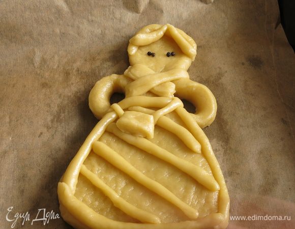 Из перца делаем глаза, в исходнике две перчинки. Как раз на днях прочитала пост об обладательницах роскошных красивых глаз,  одна из них Софи Лорен, попробовала изобразить миндалевидные, чуть раскосые глаза, пошло по две перчинки на глаз.