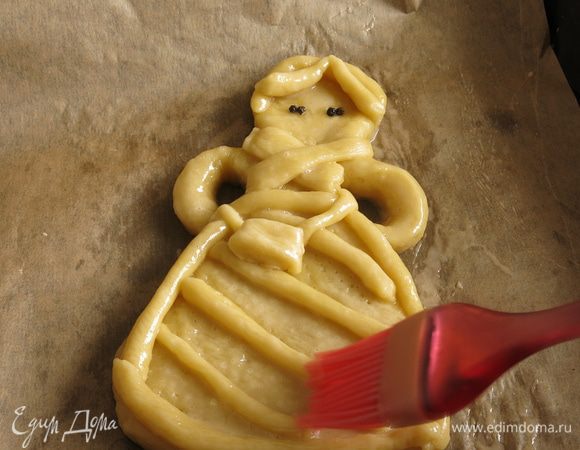 Взбиваем яйцо, смазываем фигурку. 