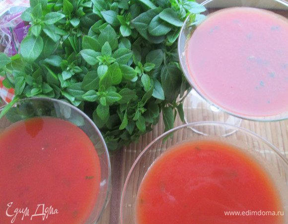 Помидоры ошпариваем кипятком, снимаем кожуру и вместе с листиками базилика, оливковым маслом, щепоткой соли и перца взбиваем в блендере. Желатин распускаем в небольшом количестве воды и на водяной бане растворяем. Добавляем в нашу томатно-травяную смесь, разливаем по бокалам и  убираем в холодильник на пару часов.