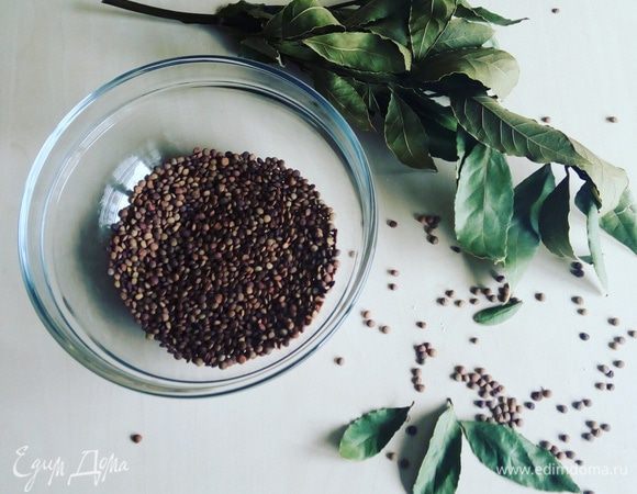 Берем 100 г чечевицы, промываем, отправляем в кастрюлю вариться.