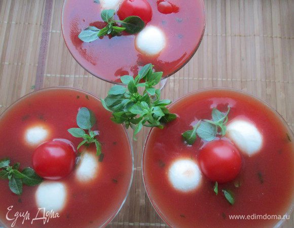 Достаем из холодильника замерзшую основу салата. Кладем в каждый бокал шарики моцареллы, украшаем веточками базилика и свежими помидорами черри.
И получаем удовольствие от застолья!
Boun appetito!
