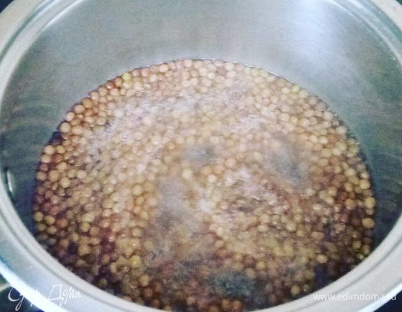 Варим под закрытой крышкой на небольшом огне в течение 30 минут.