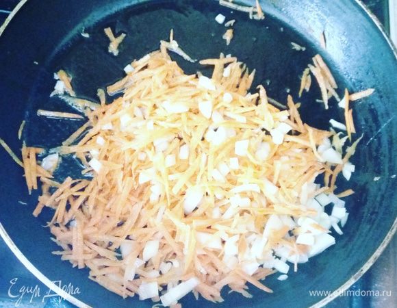 Обжариваем лук, морковь, чеснок на сковороде до золотистого цвета, добавляем немного розмарина.